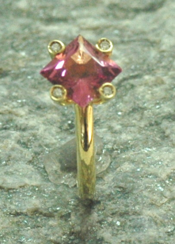 Rosa Turmalin Ring 8 mm carre und Brill.