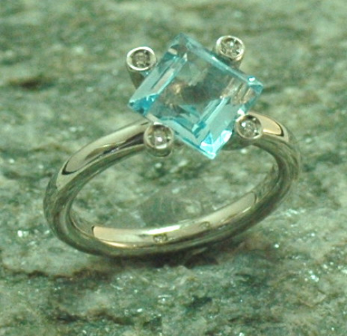 Edel Topas Ring 8mm carre WG mit Brill.
