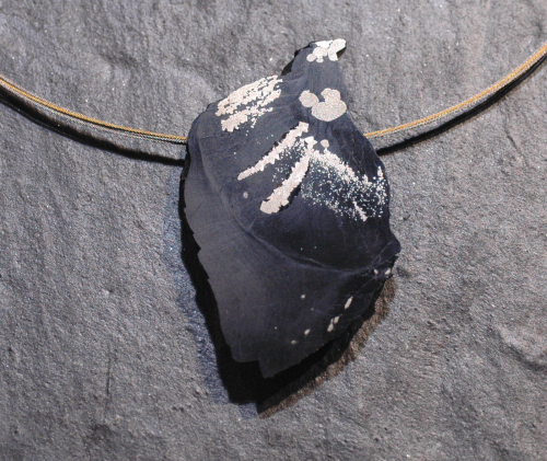 Schiefer-Pyrit Anhänger mit Edelstahlseil
