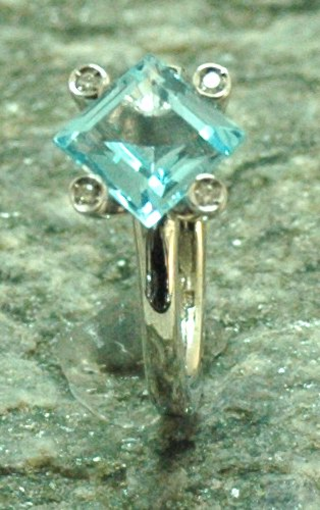 Edel Topas Ring 8mm carre WG mit Brill.