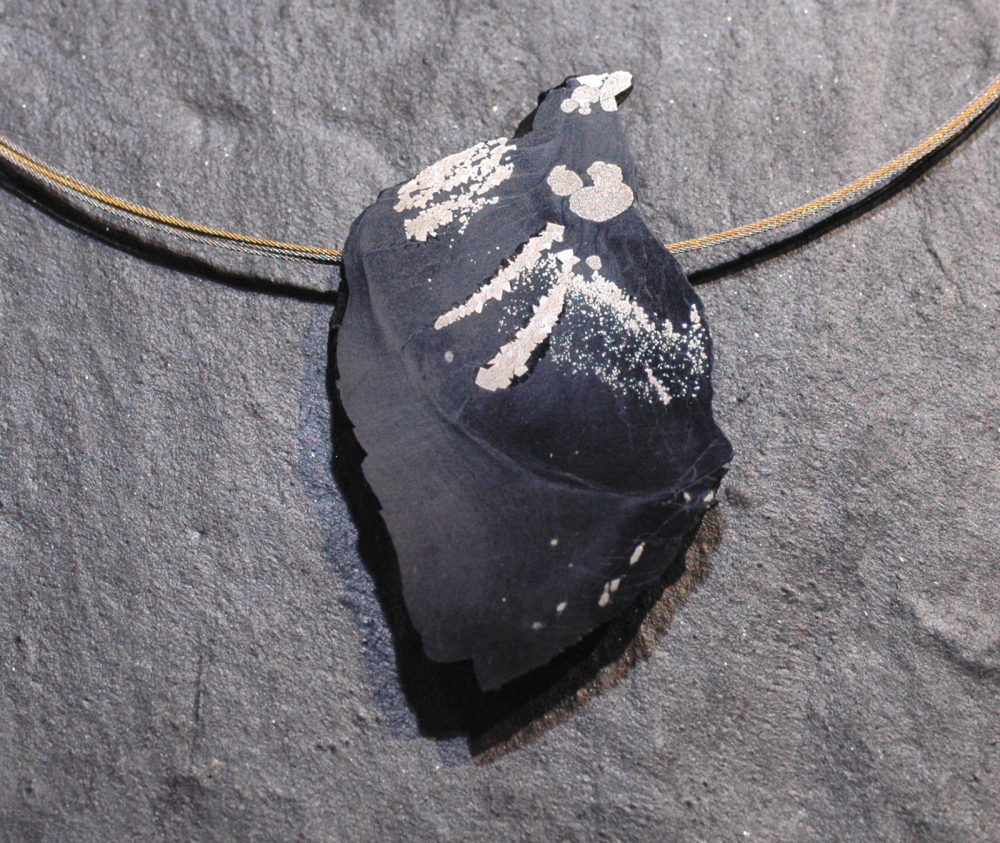 Schiefer-Pyrit Anhänger mit Edelstahlseil